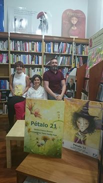 Tania Coello junto a María Arencibia y Álex Falcón en la Librería Canaima